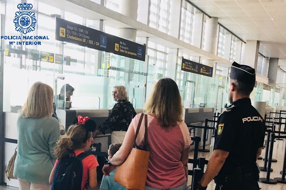 una mujer el aeropuerto de Málaga cuando trataba de salir España con falsa - AxarquiaPlus
